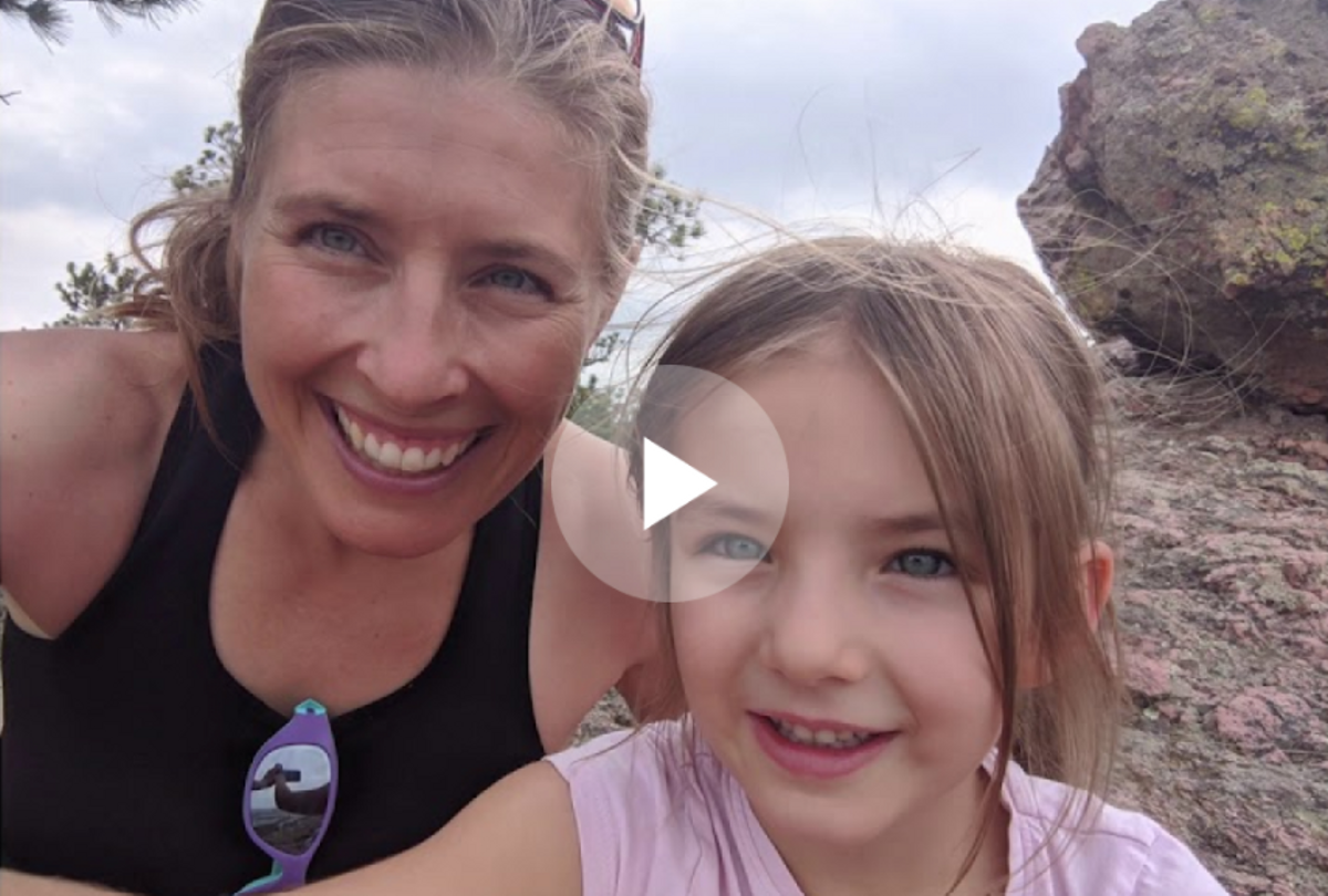 La doctora Emily Fischer con su hija en uno de los vídeos de la campaña de Science Moms