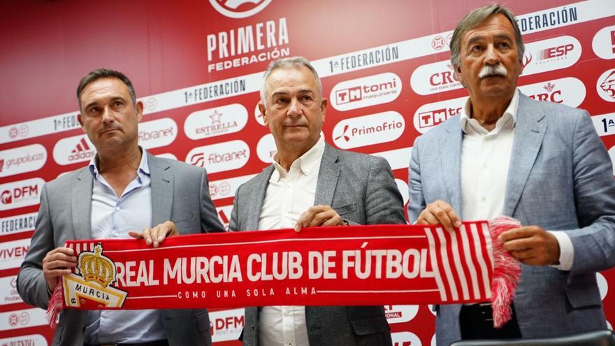 Javier Recio juntoa Felipe Moreno y Antonio Pedreño en su presentación como director deportivo grana. | PRENSA REAL MURCIA