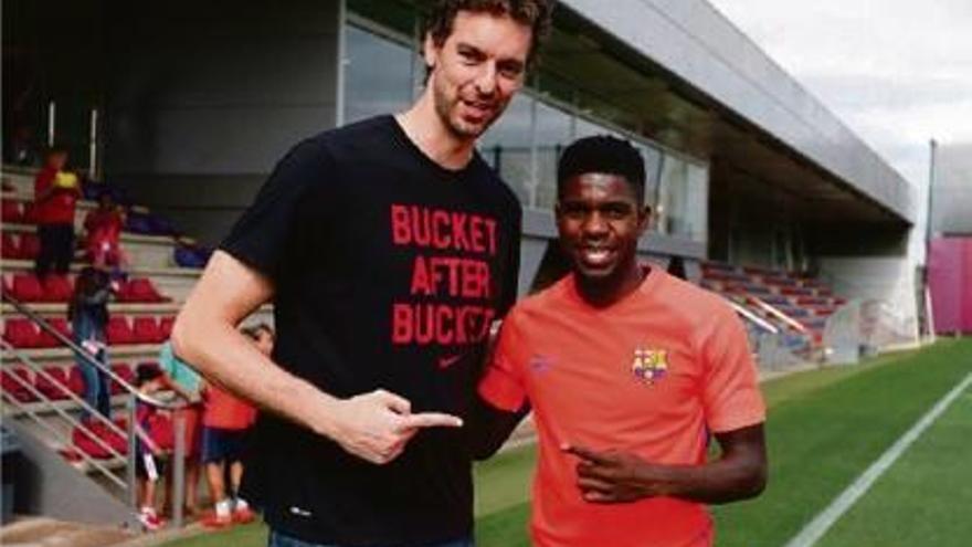 Pau Gasol amb el central francès Samuel Umtiti en l&#039;entrenament del primer equip del Barça.