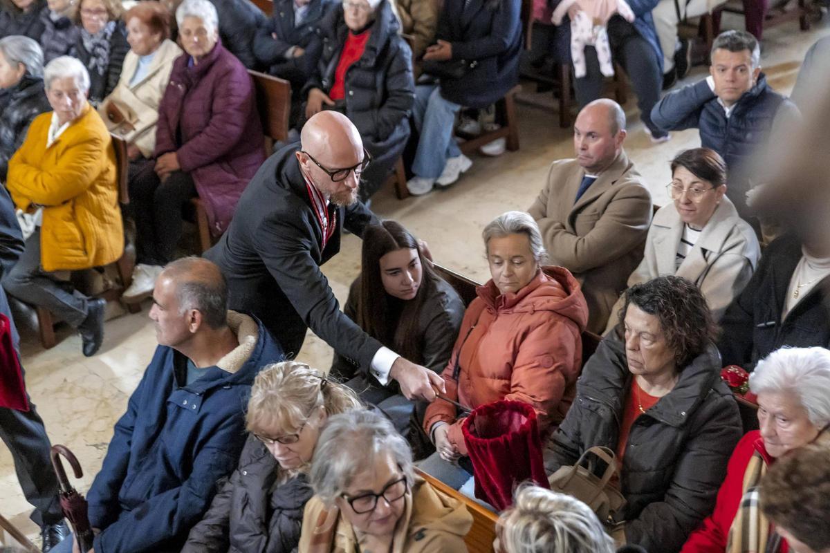 Devotos veneran el Crist de la Sang