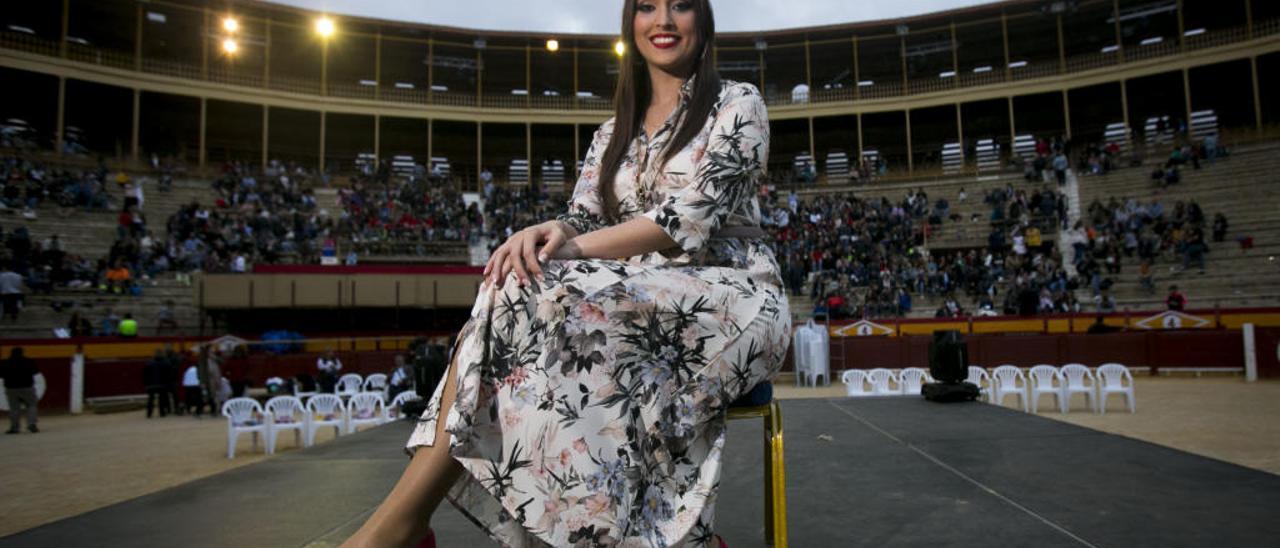 La Bellea del Foc, Aleida González, en el escenario de la Plaza de Toros donde será elegida su sucesora. HÉCTOR FUENTES