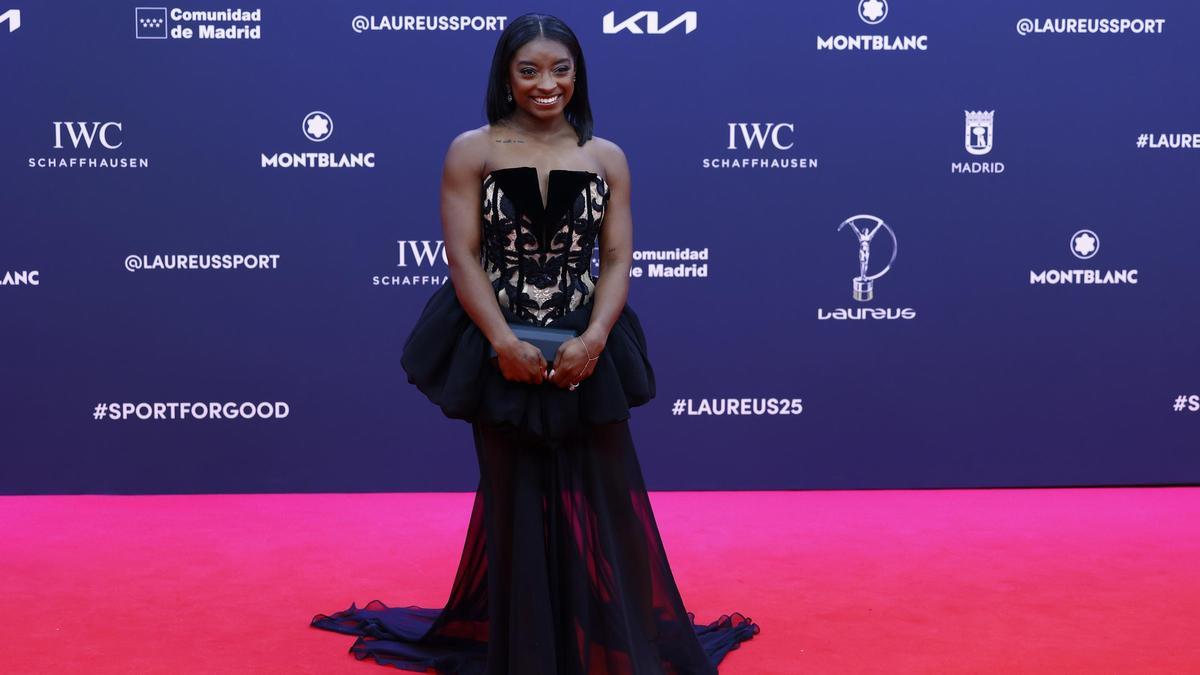Simone Biles en la alfombra roja de los Premios Laureus de 2025