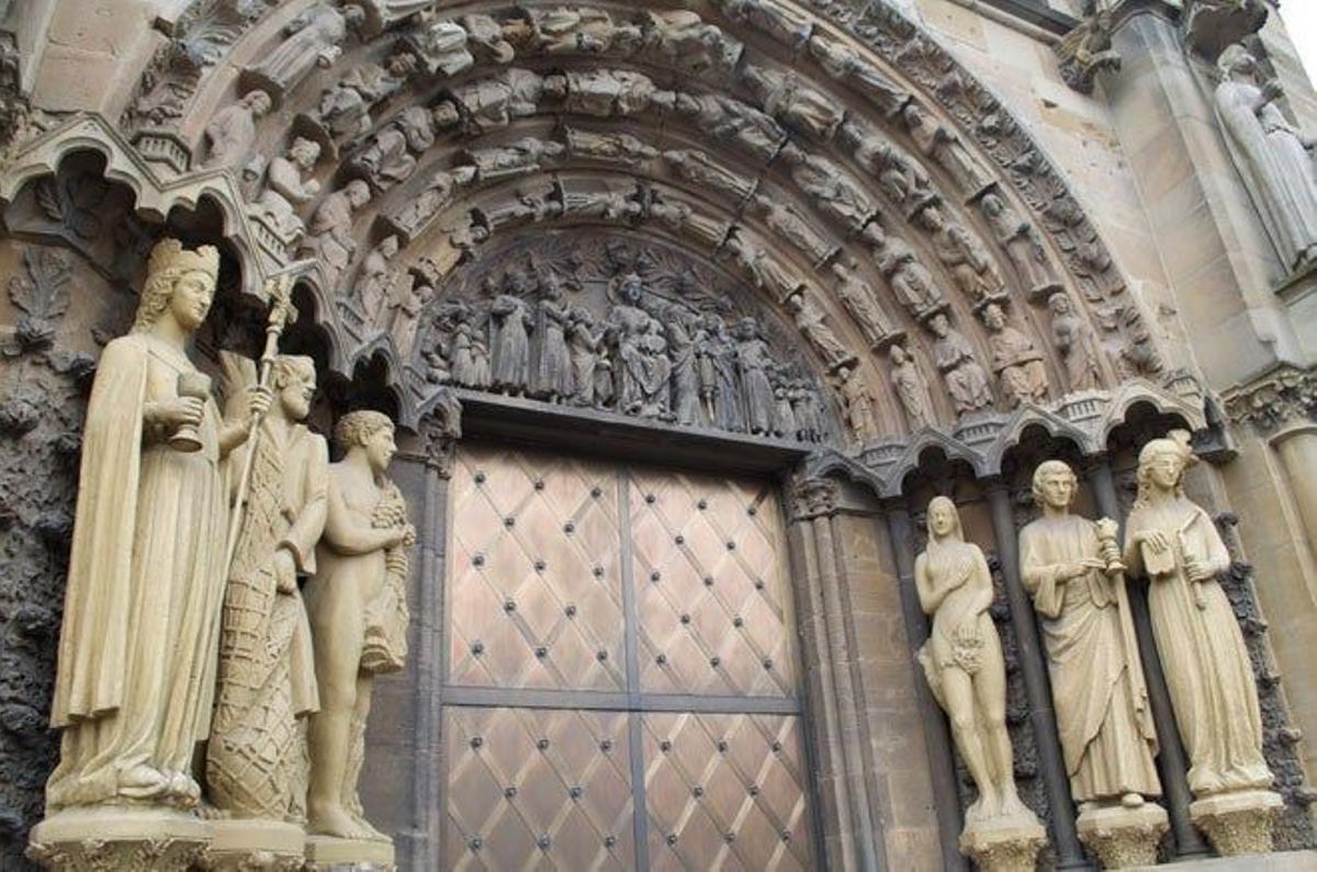 El pórtico de estilo gótico de la Iglesia de Nuestra Señora.