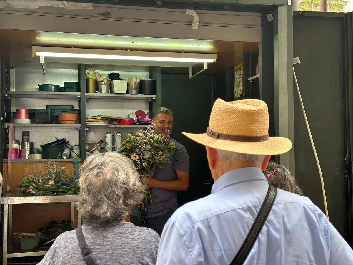 Francisco Gómez preparando un ramo de flores para sus clientes.