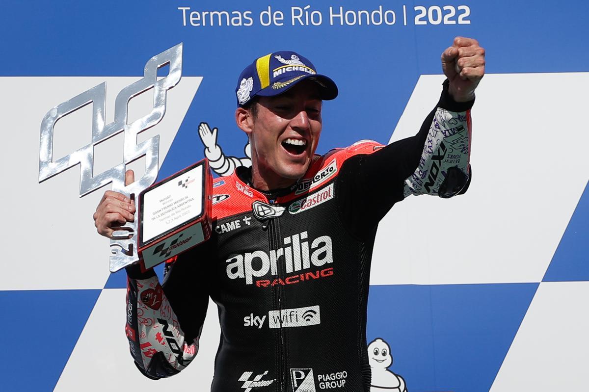 Aleix Espargaró celebra su primera victoria con Aprilia en Termas de Río Hondo (Argentina) en 2022