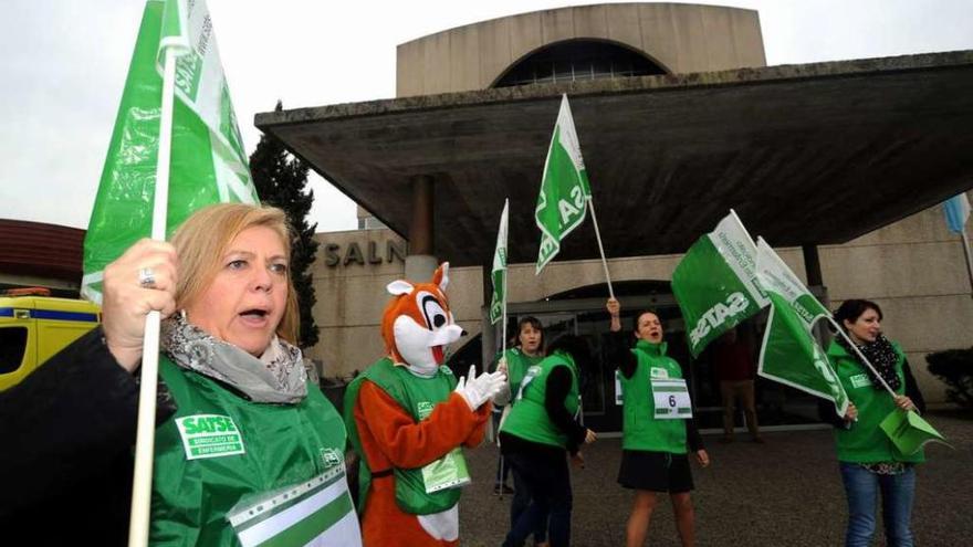 Protesta de hace dos meses del Sindicato de Enfermería ante el hospital. // Iñaki Abella