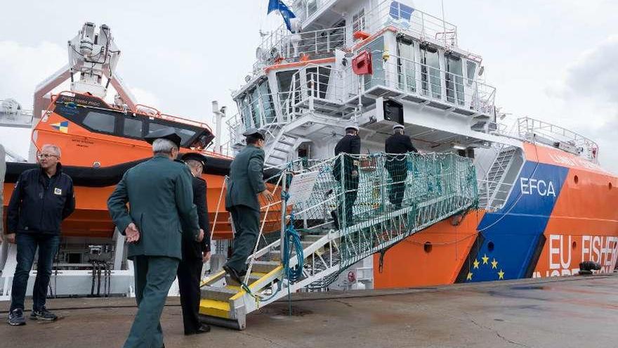 Agentes de Guardia Civil y Gardacostas subiendo a bordo del &quot;Lundy Sentinel&quot;. // Paula Fariña