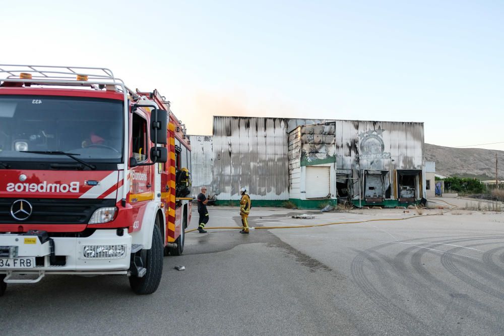 El fuego calcina una nave de Horfres