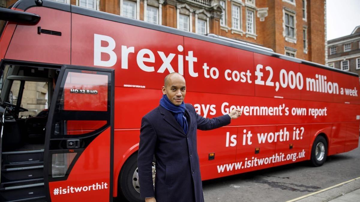 Chuka Umunna, diputado laborista, junto al autobús fletado por la nueva campaña contra el 'brexit', en Londres, el 21 de febrero.