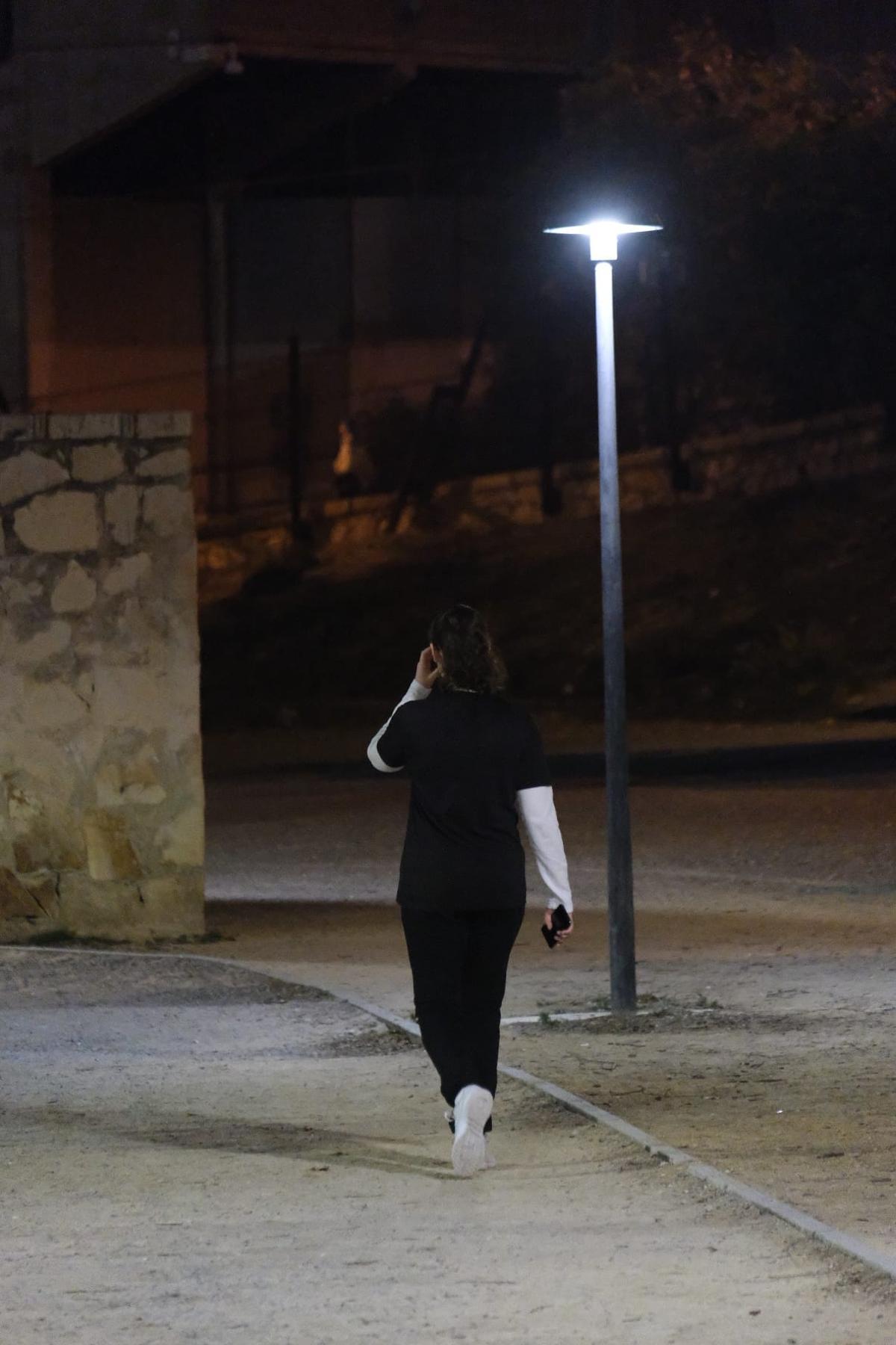 Una joven caminando por el casco urbano.