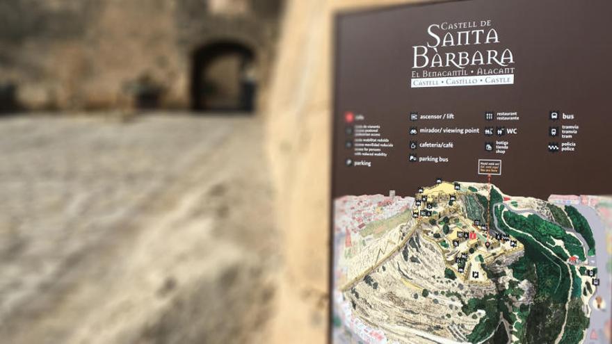 Uno de los paneles informativos del castillo de Santa Bárbara