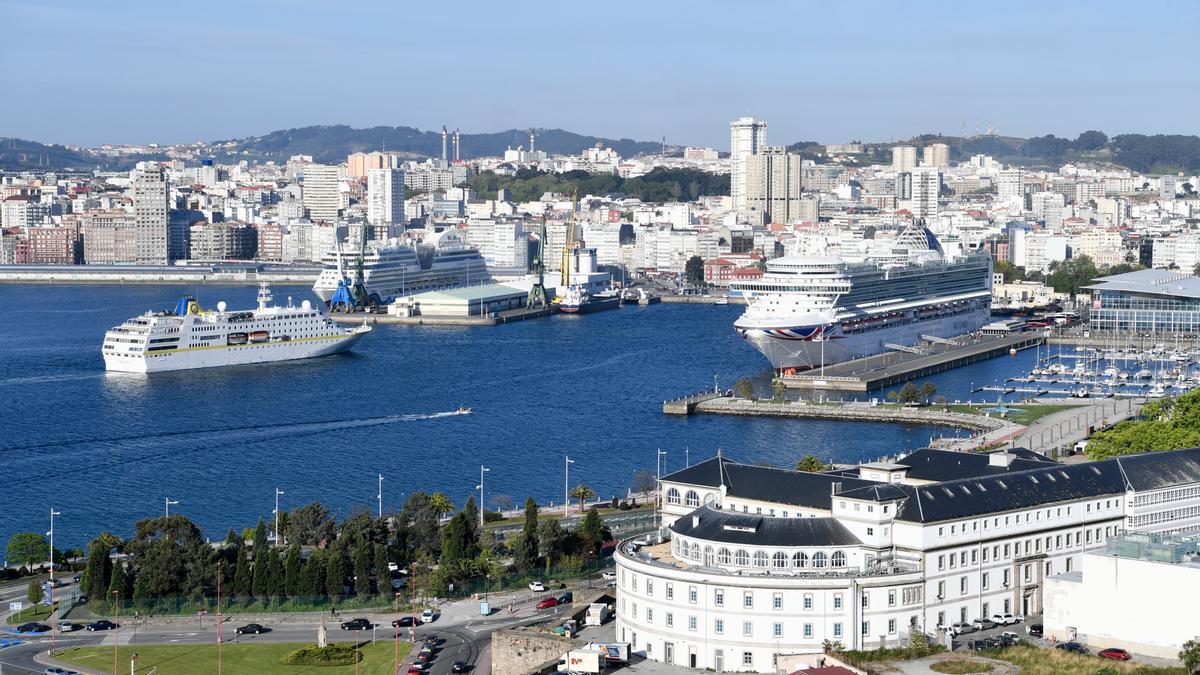 Vista de los muelles de Batería y Calvo Sotelo en A Coruña.