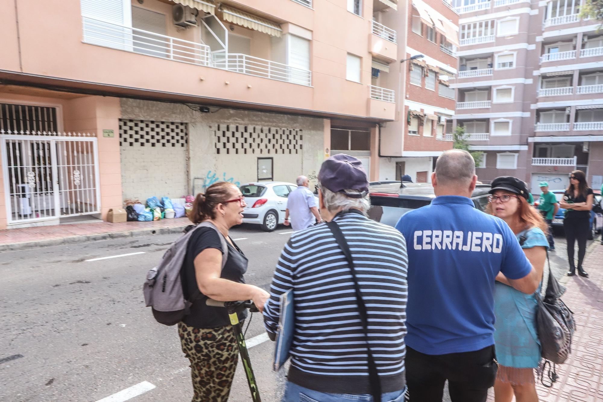 La PAH frena en Torrevieja un desahucio de una familia vulnerable con dos menores