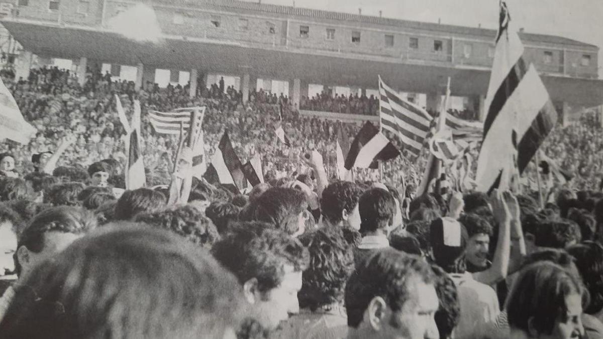 El viejo Castalia, celebrando el ascenso a Primera División de 1981.