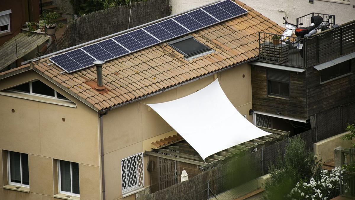 Un habitatge unifamiliar amb plaques fotovoltaiques d’autoconsum. | DDG