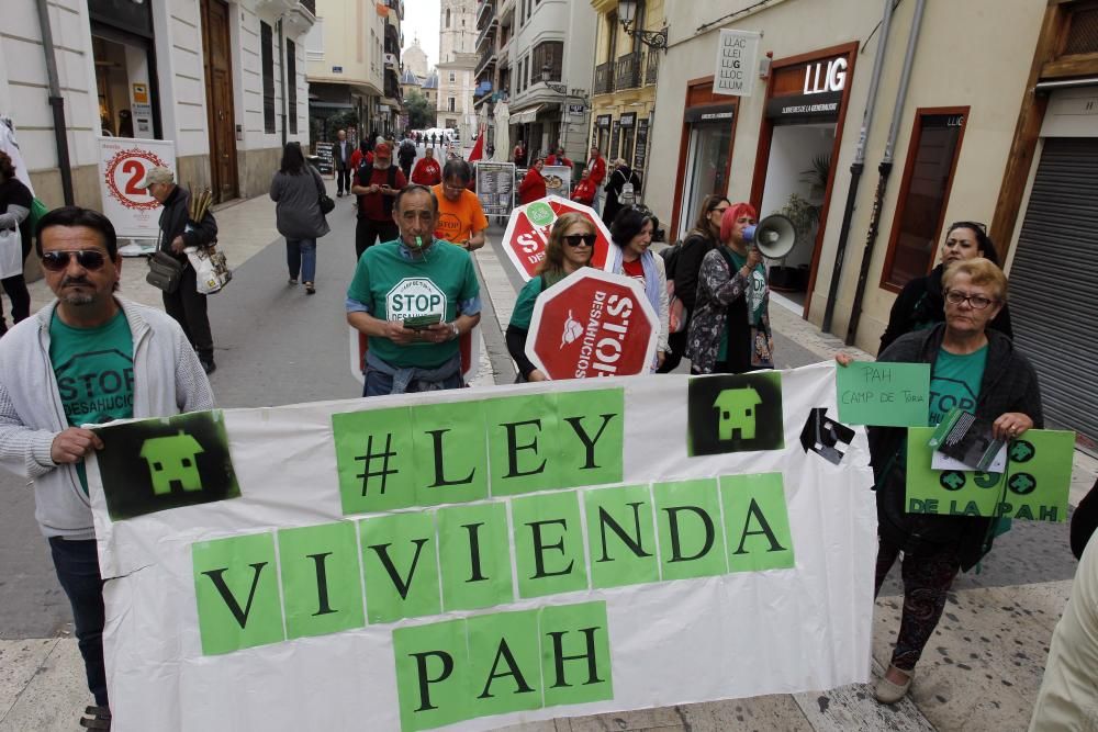 Protesta en la ciudad de València en apoyo a la Plataforma de Afectados por la Hipoteca (PAH).