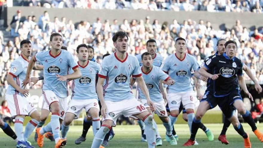 Los jugadores del Celta en un saque de esquina. // Cristina Graña