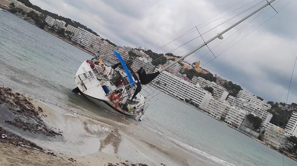 Un barco encallado en Santa Ponça por el viento y la mala mar.