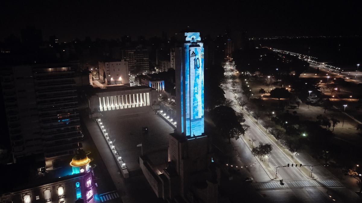 Adidas vistió al monumento de la bandera de rosario con la imagen de Leo Messi