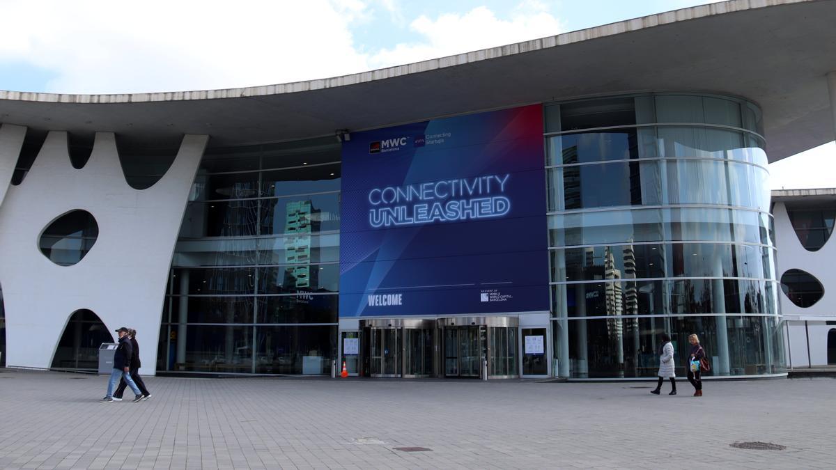 La Fira de Gran Via amb cartells de la celebració del MWC 2022