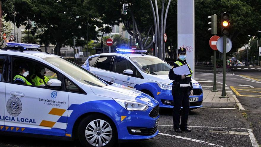 Agentes y vehículos de la Policía Local de Santa Cruz de Tenerife.