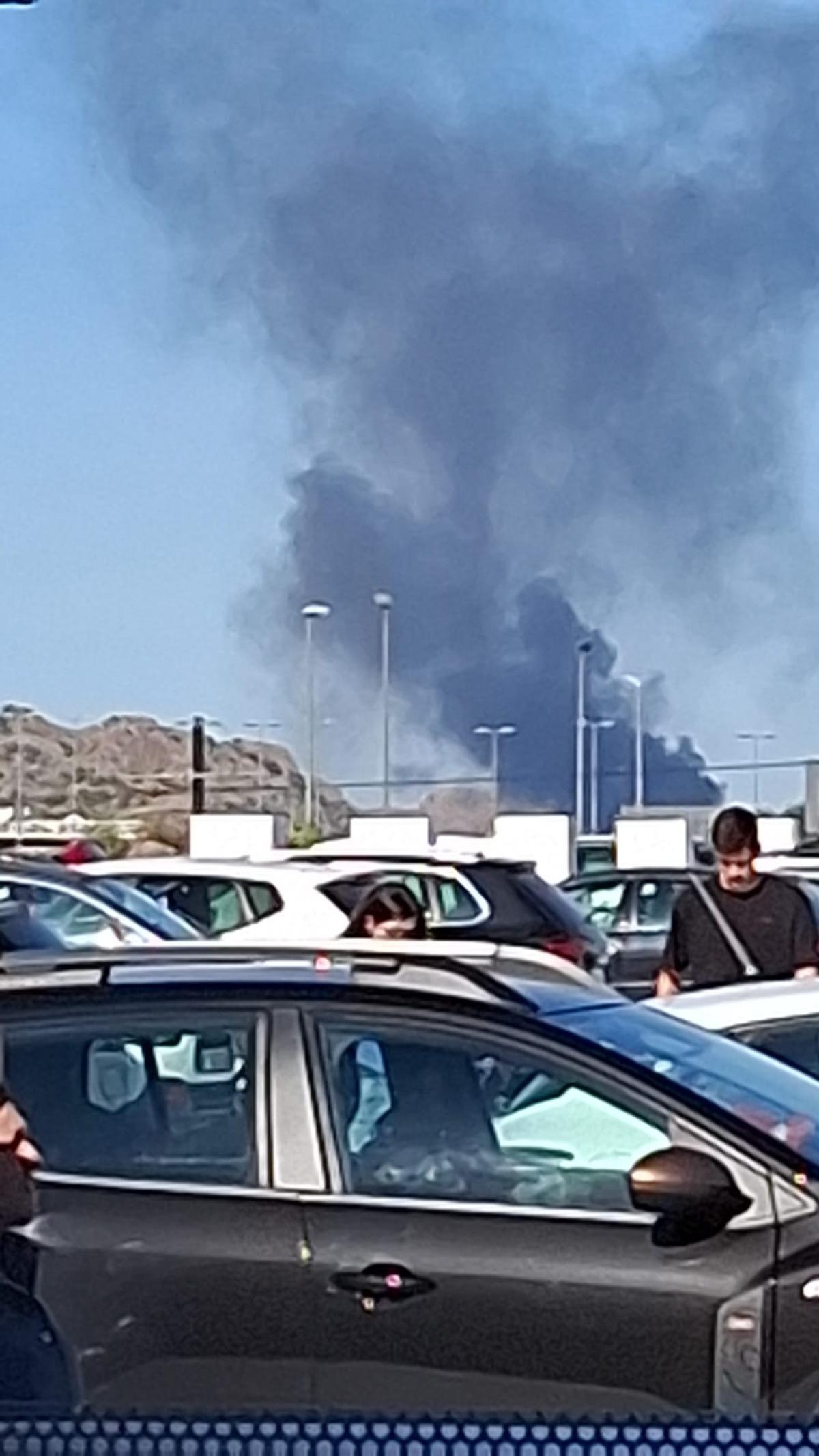 La humareda se podía ver desde el parking del Centro Comercial