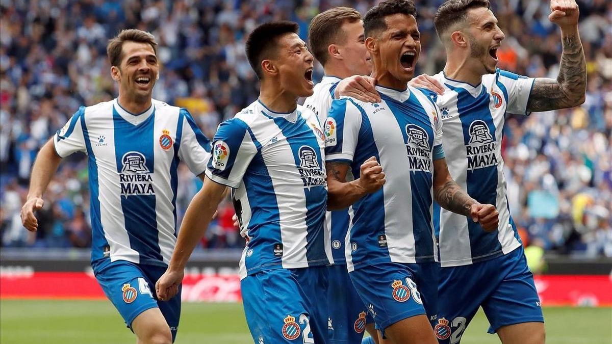 Los jugadores del Espanyol celebran el gol de Rosales.