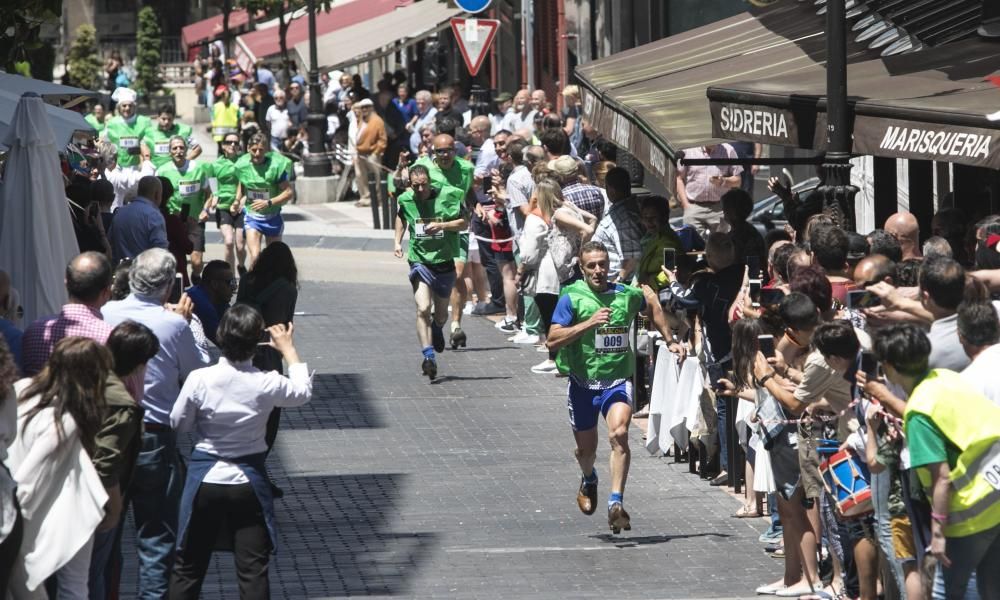 Carrera con madreñas en la calle Gascona