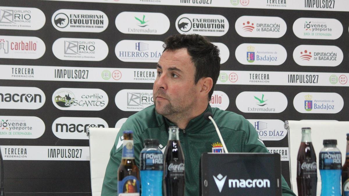 Miguel Ángel Ávila durante su primera comparecencia prepartido como entrenador del Badajoz.