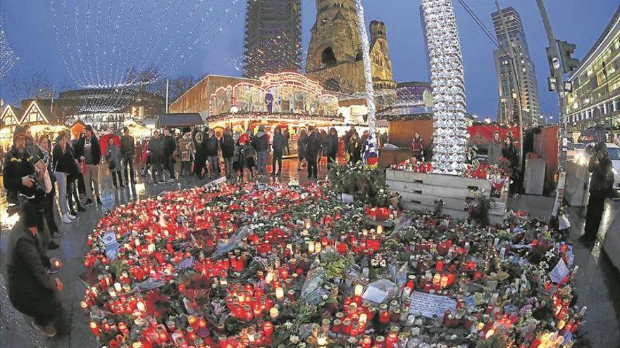 Los errores policiales dan fuelle a las críticas a Merkel tras el ataque