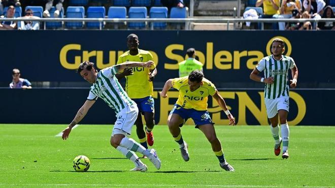 Sergi Guardiola, a todo tren en el Córdoba CF: irrupción estelar en mediapunta y sancionado para recibir al Zaragoza
