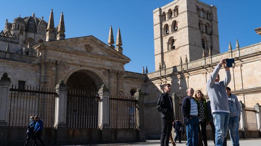 Un grupo de personas se fotografía junto a la Catedral. | Jose Luis Fernández