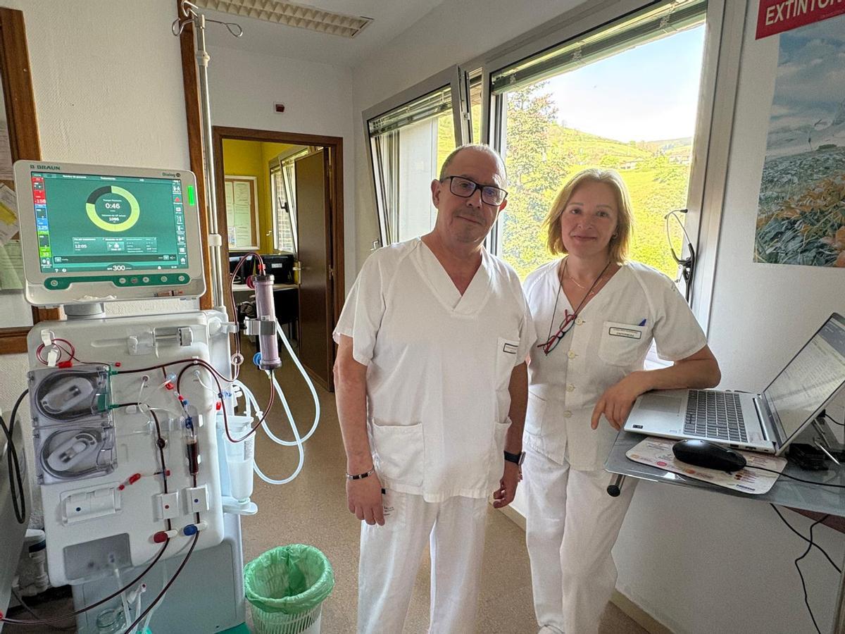 Pedro Escalada y la enfermera más veterana del servicio, Marisa Ron, en la sala de hemodiálisis.