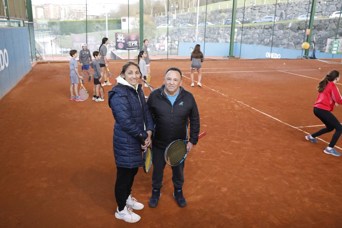 Paola Suárez y Carlos Alcaraz, directores del Club Pro Tenis, ayer en el Parque del Oeste.