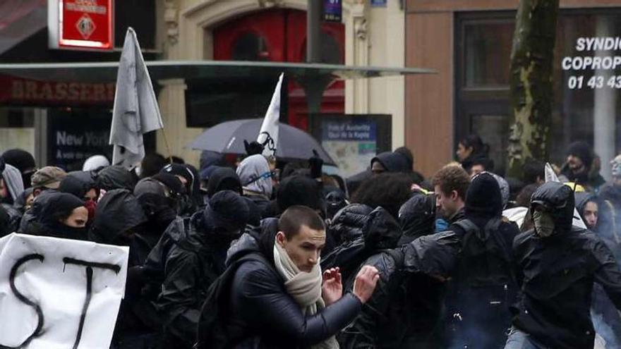 Cien detenidos y trece heridos en Francia en una dura protesta por la reforma laboral