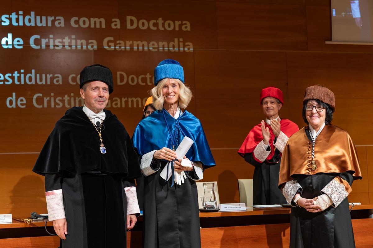 Cristina Garmendia, a la izquierda del rector Capilla.