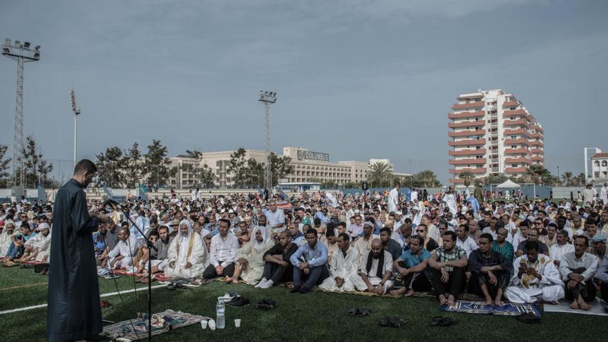 Rezo multitudinario por el final del Ramadán en el Estadio Antonio Domínguez de Arona del año 2017.