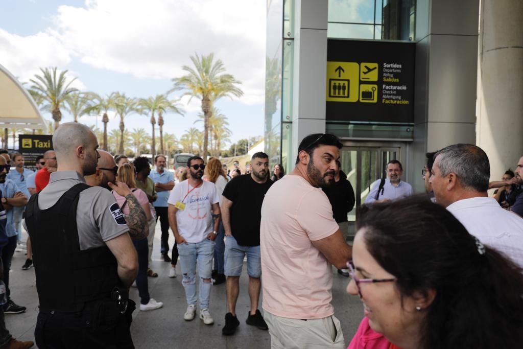 Los taxistas bloquean el aeropuerto de Palma tras un incidente con conductores de microbuses