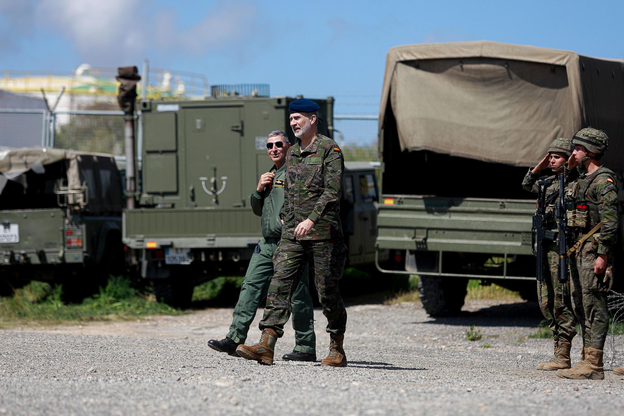 Mira aquí todas las fotos de la visita del Rey Felipe VI a las maniobras militares de Ibiza