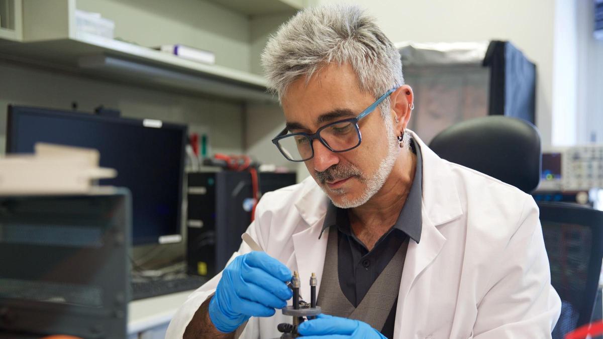 Carlos Sabater en el Laboratorio QT-Lab de la Universidad de Alicante.