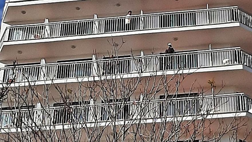 Algunos migrantes en el balcón del hotel.
