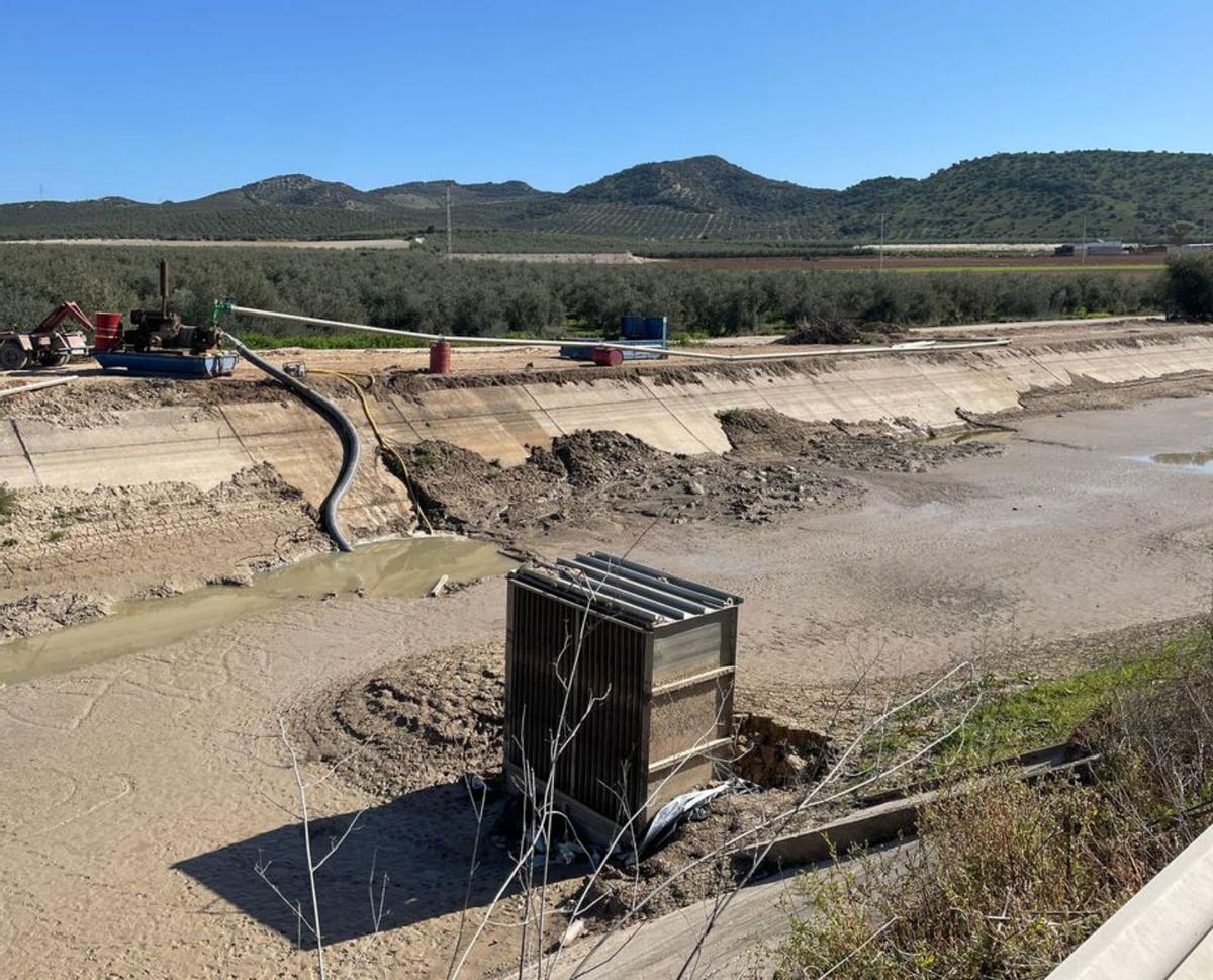 Excavaciones en el tanque de tormentas del Guadalquivir, en la orilla derecha del río.  | VÍCTOR CASTRO/ V. R. / R. S / CÓRDOBA