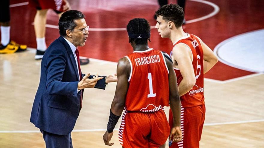 El tècnic Pedro Martínez parla amb Francisco i Dani Garcia en un moment del partit | FIBA EUROPE