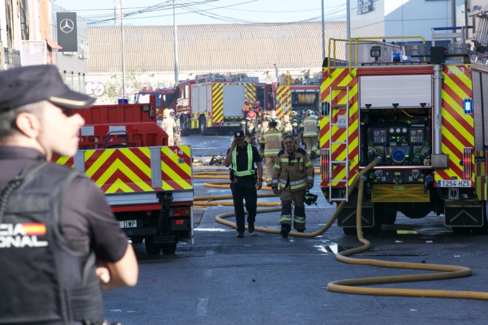 Los servicios de Emeregencias atienden a los afectados por el incendio