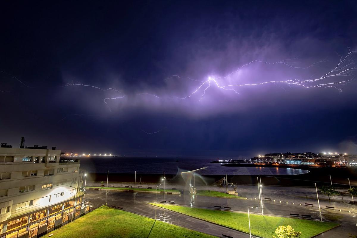 Las impresionanes imágenes de la tormenta eléctrica en Poniente, Gijón