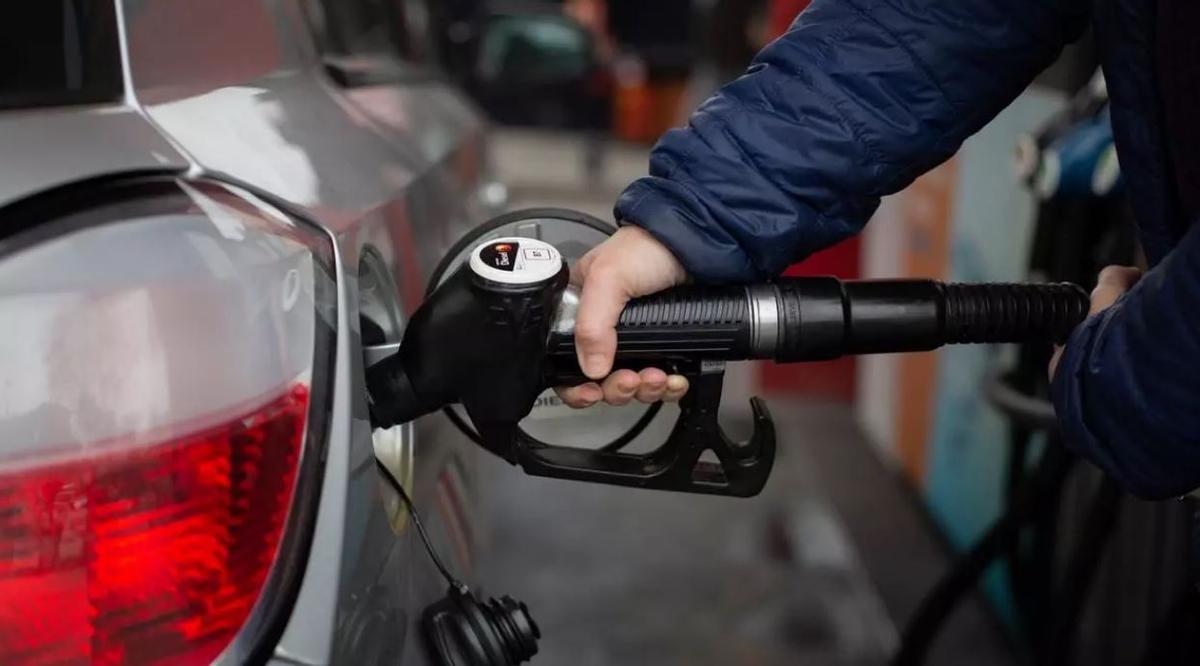 Un conductor reposta en una gasolinera.