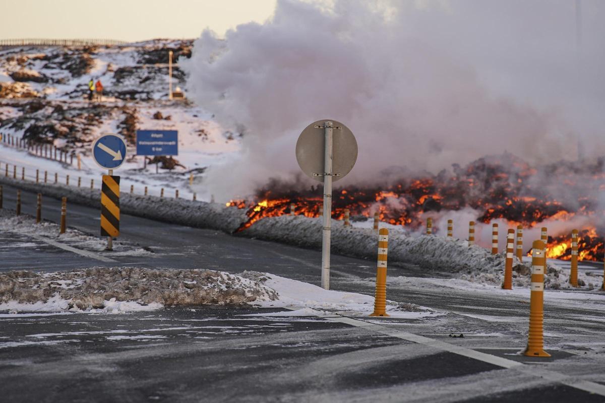 Una erupción volcánica irrumpe al oeste de Islandia