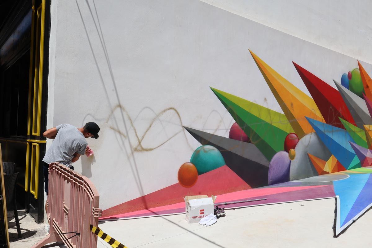 Galería: Vandalismo en el mural de Okuda en Sant Antoni