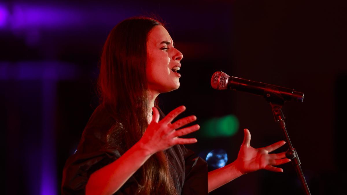 Blanca Paloma interpretó el sencillo &#039;Secreto de Agua&#039; en la gala final de Talento Joven.