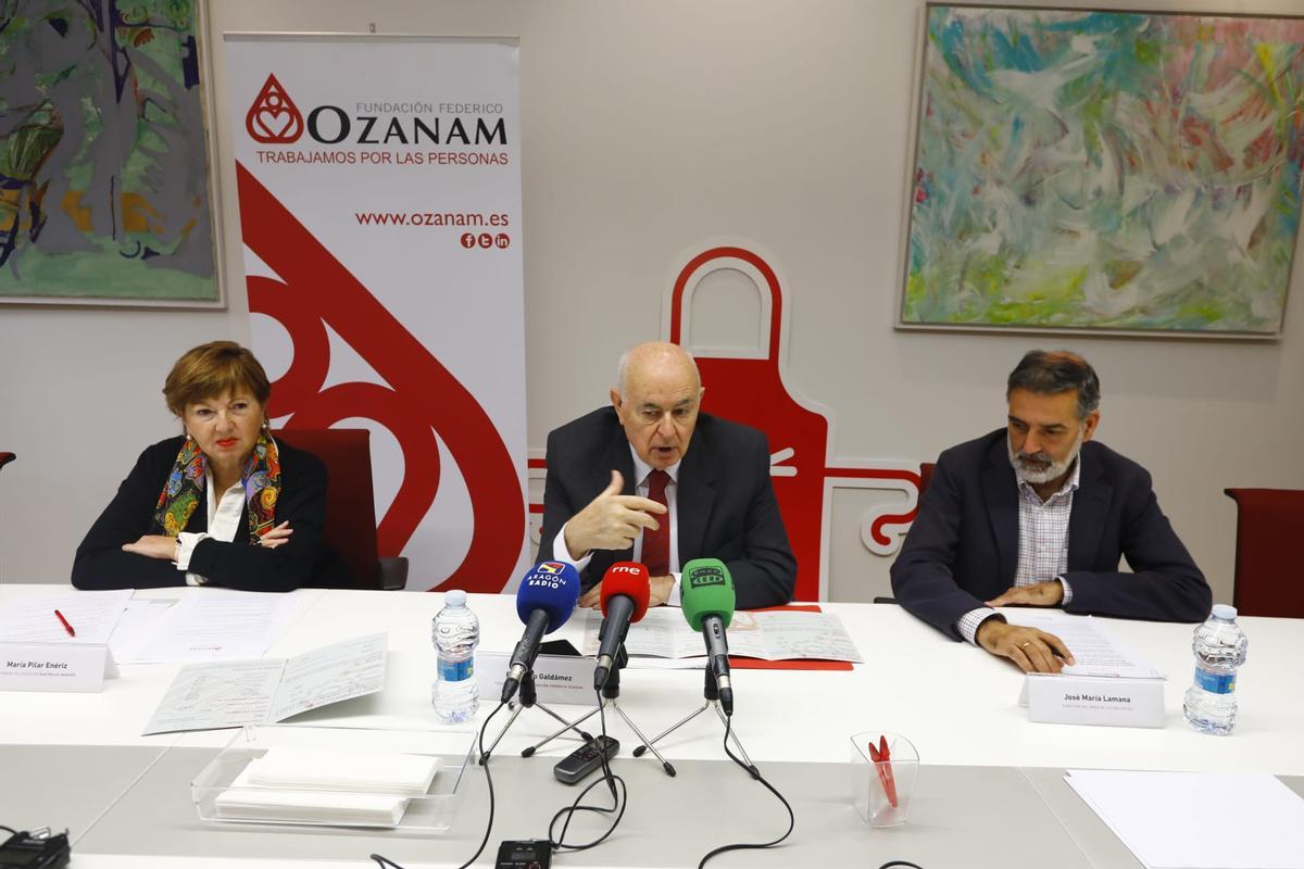 Fernando Galdánez, presidente de la Fundación Federico Ozanam, José María Lamana, subdirector de la Fundación y María Pilar Enériz, patrona delegada del rastrillo, durante la presentación del Rastrillo Ozanam.